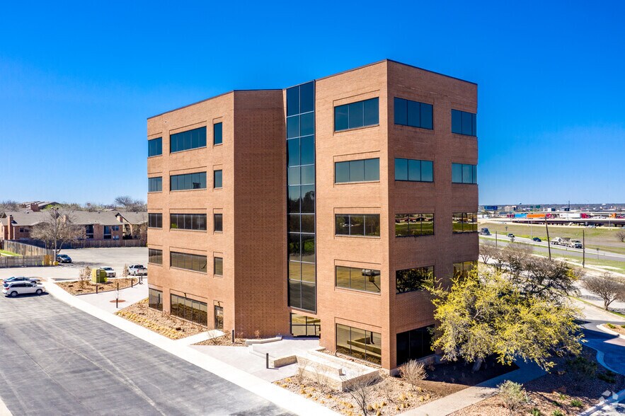8930 Fourwinds Dr, San Antonio, TX à louer - Photo du bâtiment - Image 1 de 3