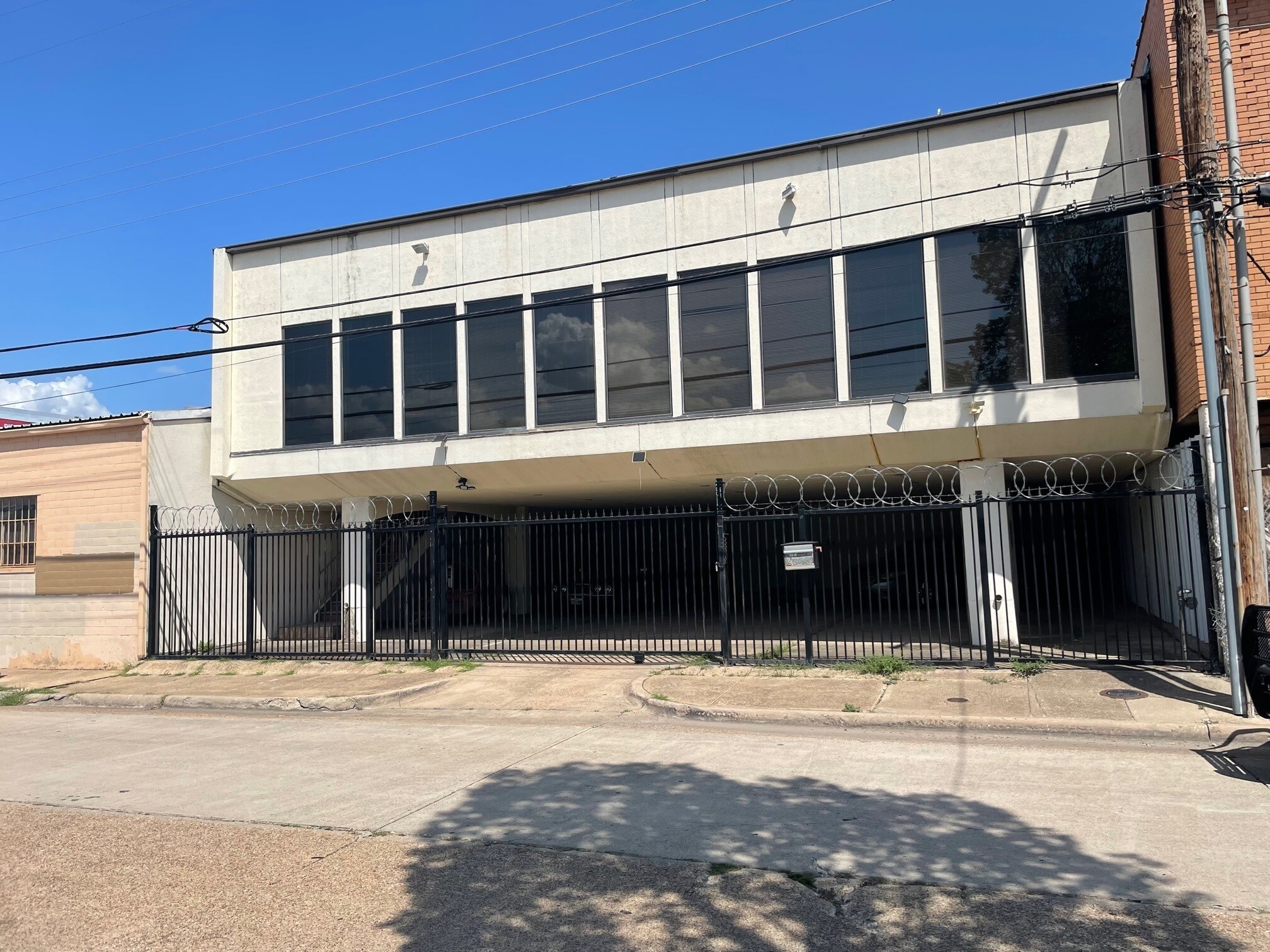 2616 W Mockingbird Ln & 2626 Fielder Ct portfolio of 2 properties for sale on LoopNet.ca Building Photo- Image 1 of 2