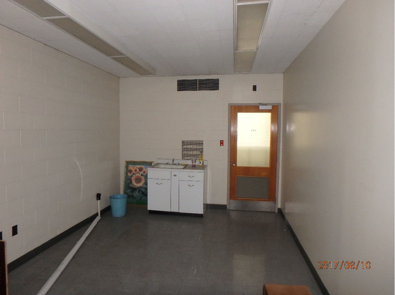 145 Main Ave, Pineville, WV for lease - Interior Photo - Image 3 of 4