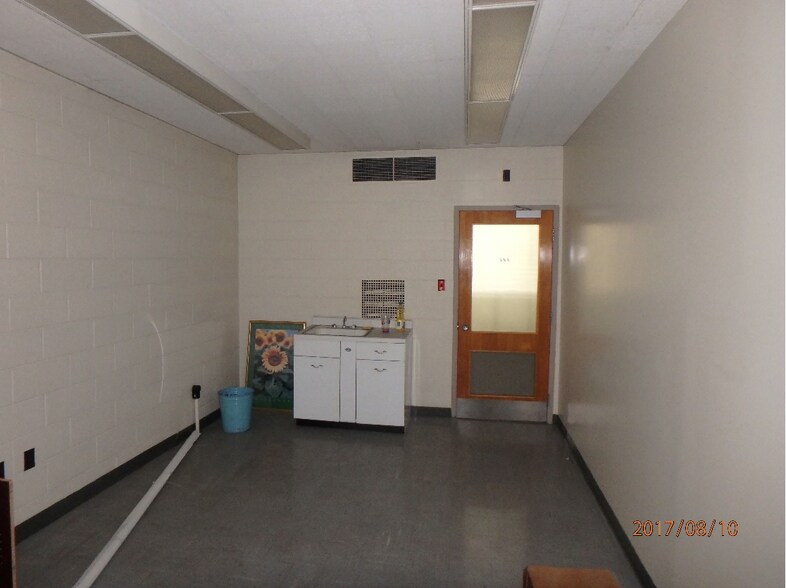 145 Main Ave, Pineville, WV à louer - Photo intérieure - Image 3 de 4