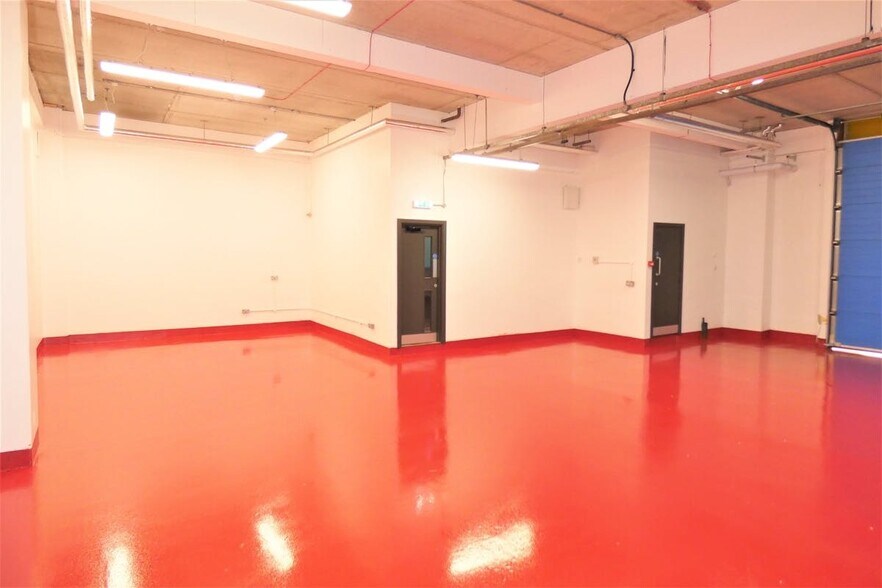 Ryan Dr, Brentford for lease - Interior Photo - Image 3 of 10