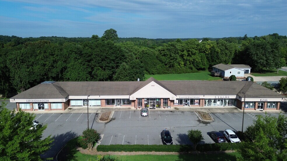 3925 Sedgebrook St, High Point, NC à louer - Photo du bâtiment - Image 2 de 4