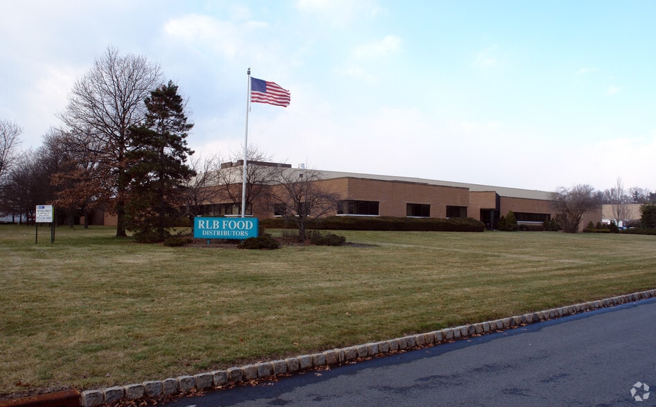 2 Dedrick Pl, West Caldwell, NJ à louer - Photo du bâtiment - Image 2 de 12