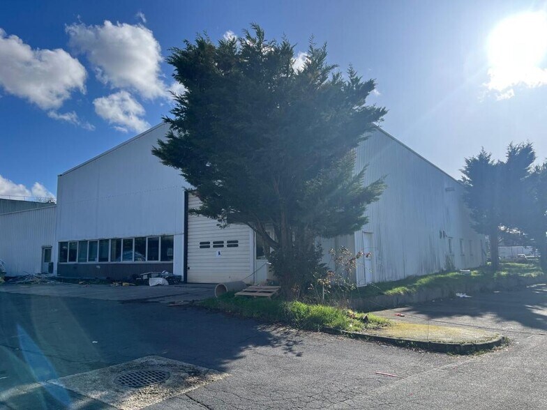 7-11 Rue De L'Equerre, SAINT-OUEN-L'AUMONE for lease - Building Photo - Image 3 of 11