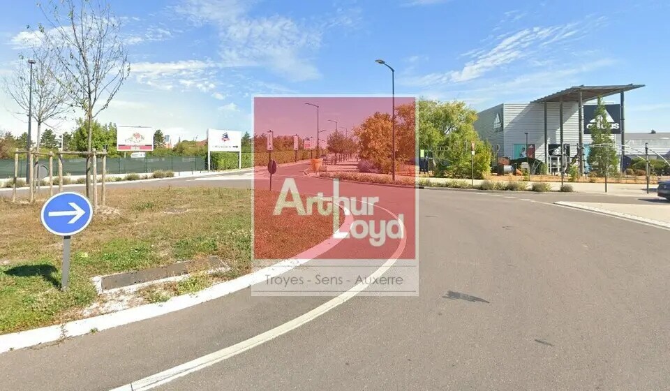 Commerce de détail dans Saint-Julien-les-Villas à louer Photo du bâtiment- Image 1 de 2