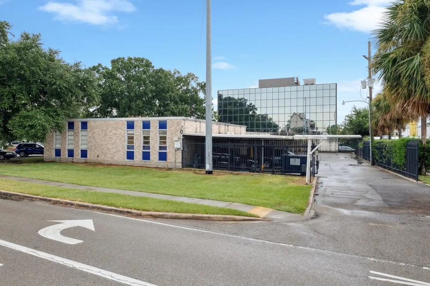 7252 Lakeshore Dr, New Orleans, LA for lease - Primary Photo - Image 1 of 3