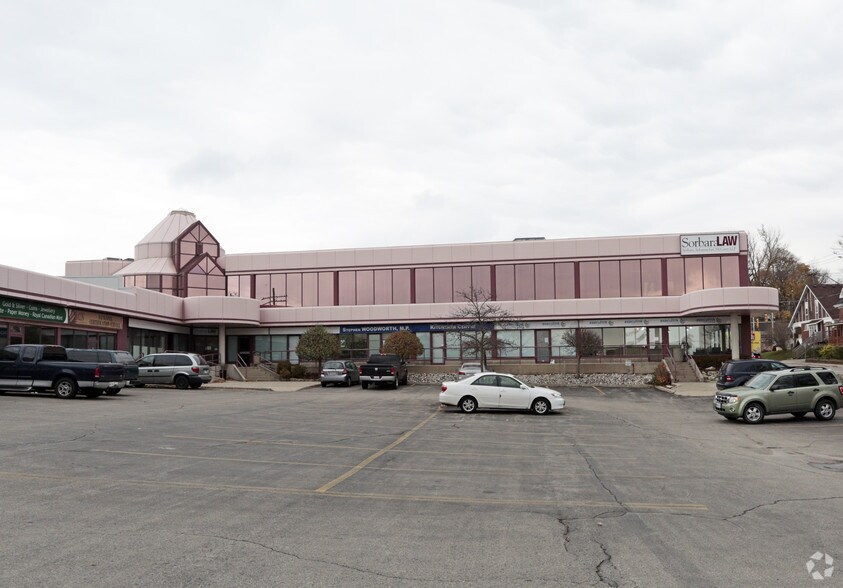 300 Victoria St N, Kitchener, ON à louer - Photo du bâtiment - Image 3 de 7