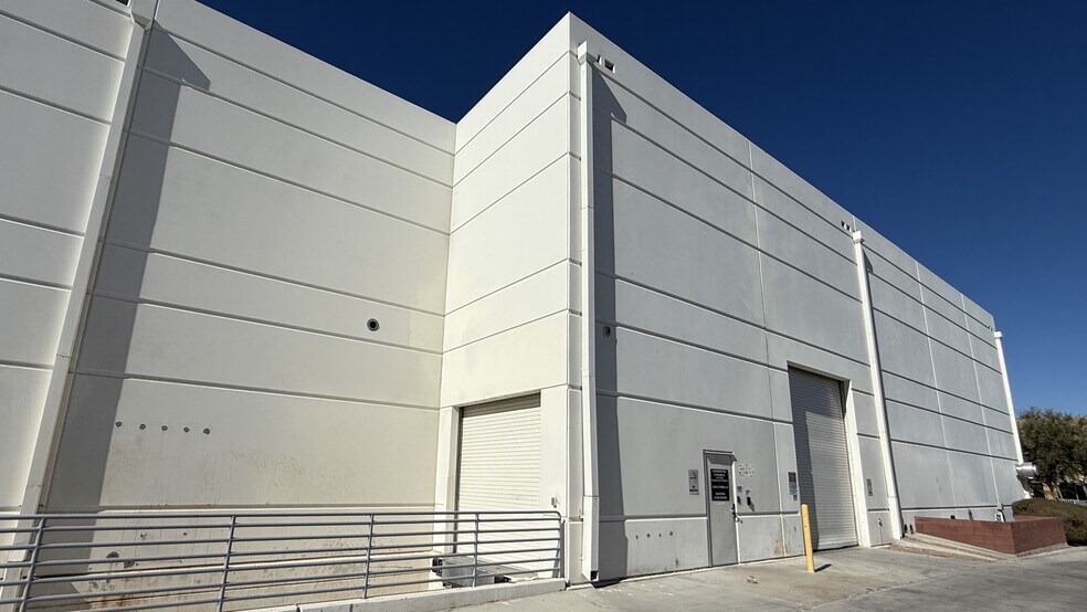 1545 Pama Ln, Las Vegas, NV à louer - Photo du bâtiment - Image 2 de 25