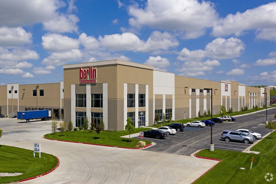 4400 NW 41st St, Riverside, MO à louer - Photo du bâtiment - Image 2 de 11