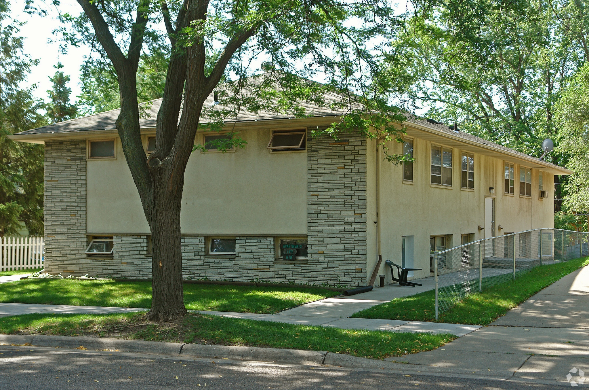 616 Ivy Ave E, Saint Paul, MN for sale Primary Photo- Image 1 of 3