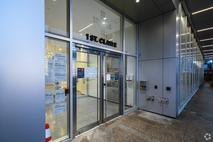 1 St Clair Ave E, Toronto, ON à louer - Photo du bâtiment - Image 3 de 3