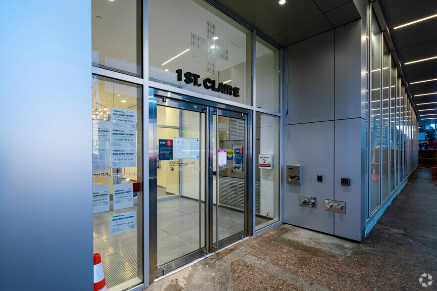 1 St Clair Ave E, Toronto, ON à louer - Photo du bâtiment - Image 3 de 3