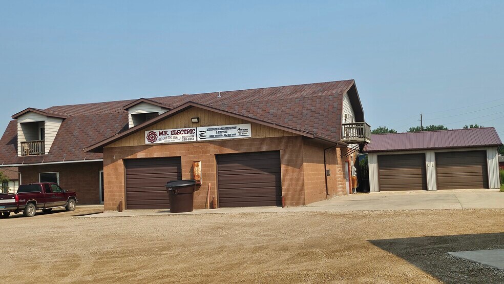 1001 Grimms Rd, Bottineau, ND à vendre - Photo du bâtiment - Image 2 de 4