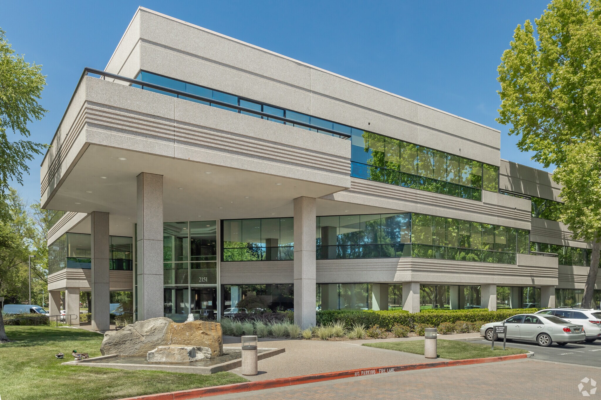 2151 River Plaza Dr, Sacramento, CA à louer Photo principale- Image 1 de 12