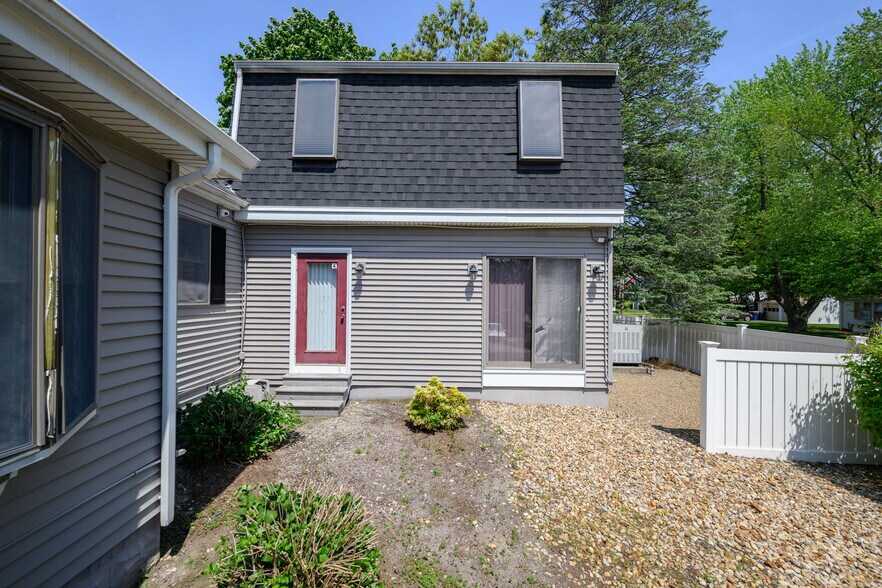 275 W Main St, Norton, MA à vendre - Photo du bâtiment - Image 3 de 59