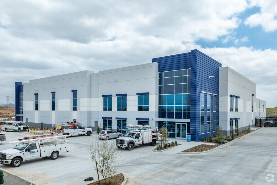 485 E Santa Ana Ave, Bloomington, CA à louer - Photo du bâtiment - Image 2 de 11