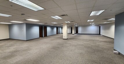 200 N Washington Sq, Lansing, MI for lease Interior Photo- Image 2 of 5