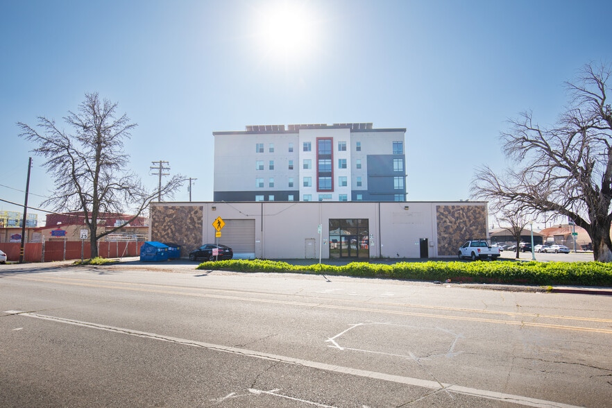 Elvas Ave Building + Yard portfolio of 2 properties for sale on LoopNet.ca - Building Photo - Image 3 of 23