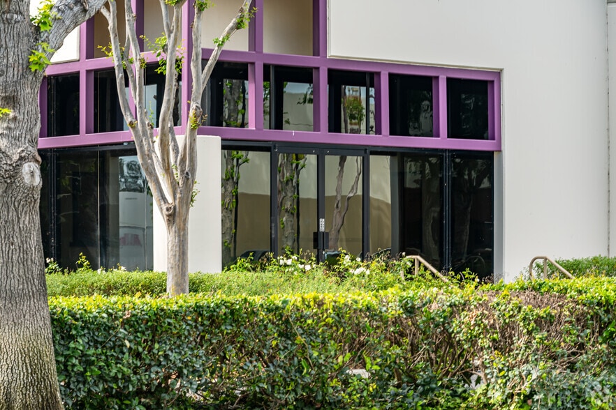 2590 E Lindsay Privado, Ontario, CA for lease - Building Photo - Image 2 of 4