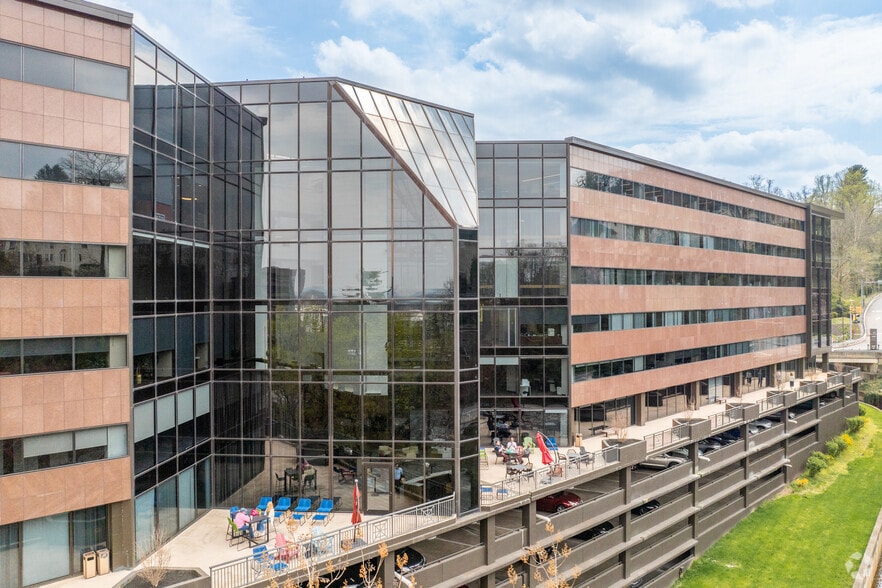 100 4 Falls Corporate Ctr, Conshohocken, PA à louer - Photo du bâtiment - Image 3 de 12