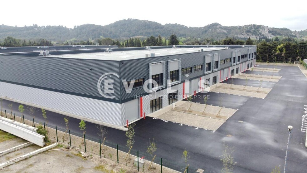 Flex in Villeneuve-lès-Avignon for lease - Building Photo - Image 2 of 11