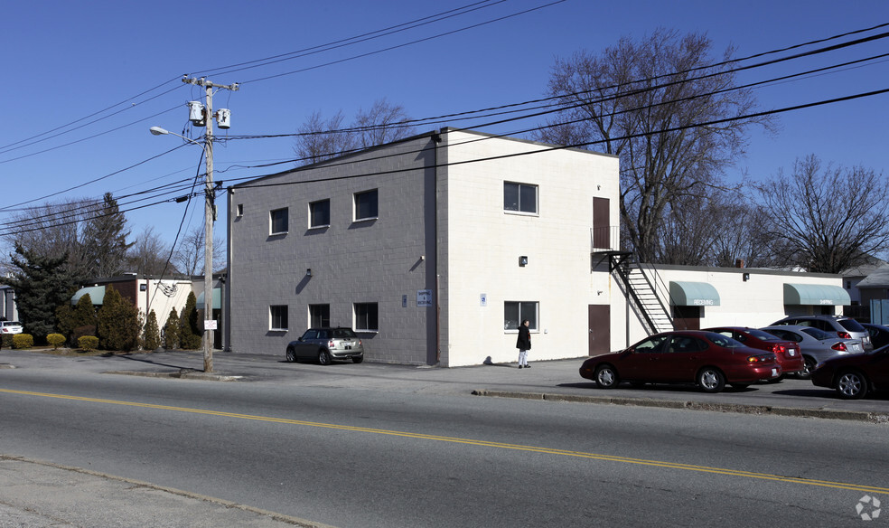 838 Dyer Ave, Cranston, RI à louer - Photo du bâtiment - Image 2 de 17