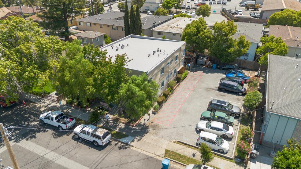 736 Cedar St, Redwood City, CA à vendre - Photo du bâtiment - Image 2 de 30