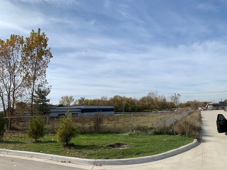 100 Macomb Daily Dr, Mount Clemens, MI à vendre - Photo du bâtiment - Image 3 de 4