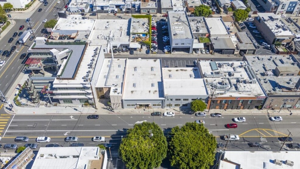 2216, 2222 & 2230 S Barrington Ave portfolio of 3 properties for sale on LoopNet.ca - Aerial - Image 1 of 7