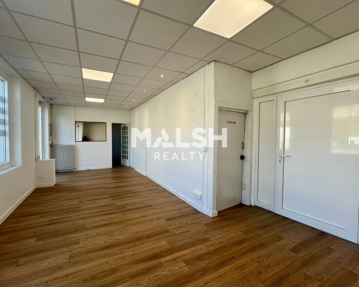 Office in Lyon for lease - Building Photo - Image 3 of 10