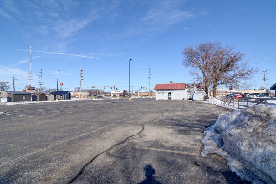 1385 E Pershing Rd, Decatur, IL for sale - Building Photo - Image 2 of 25