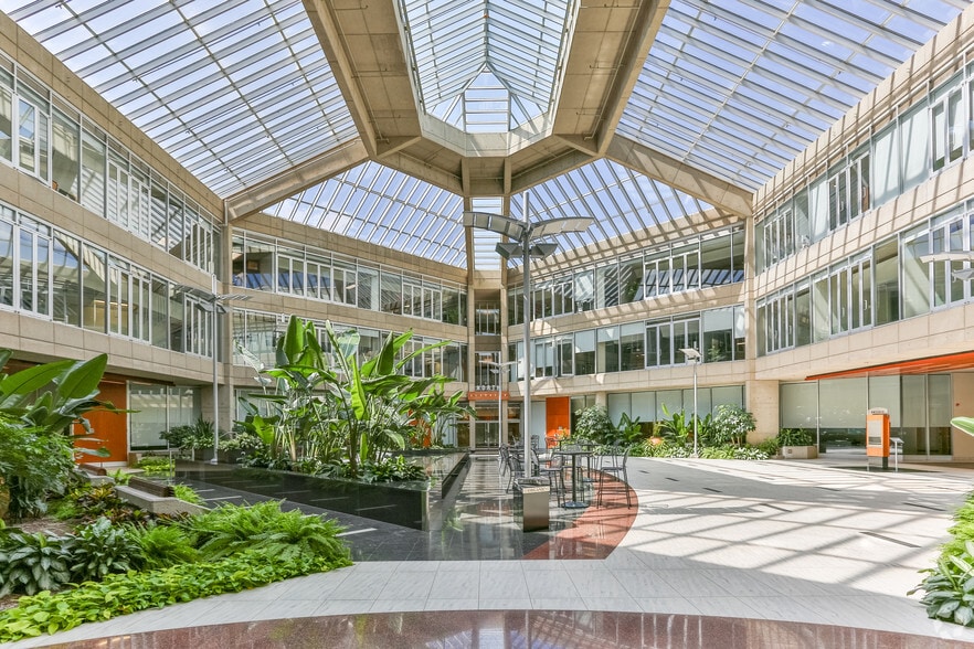 6715 8th St NE, Calgary, AB à louer - Hall d’entrée - Image 3 de 9