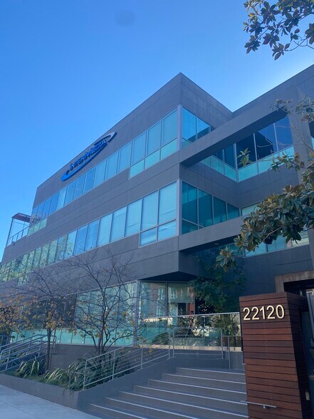 22120 Clarendon St, Woodland Hills, CA à louer - Photo du bâtiment - Image 3 de 8