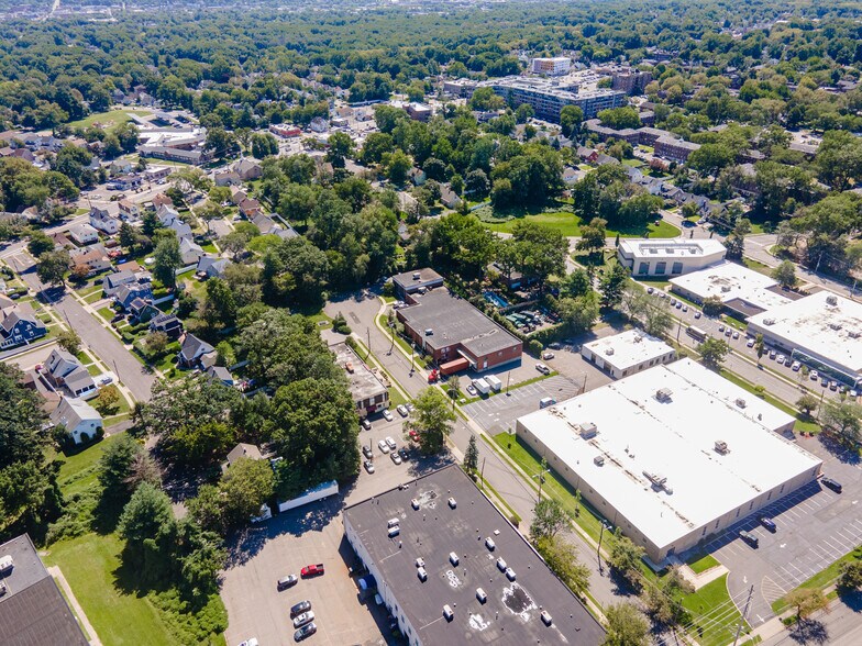 111 Galway Pl, Teaneck, NJ à louer - Photo du bâtiment - Image 3 de 32