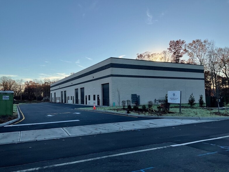 596 Challenger Way, Jackson, NJ for lease - Building Photo - Image 3 of 26