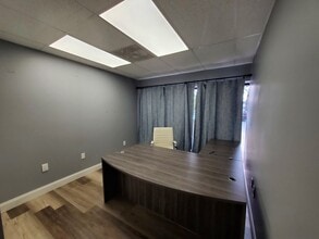 418-544 Interstate Ct, Sarasota, FL for lease Interior Photo- Image 2 of 11
