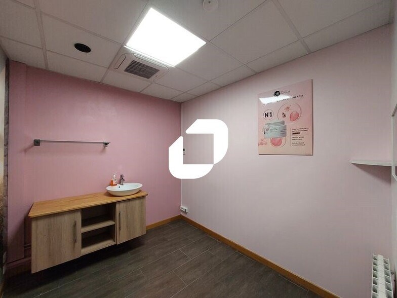 Retail in Élancourt for lease - Interior Photo - Image 2 of 9