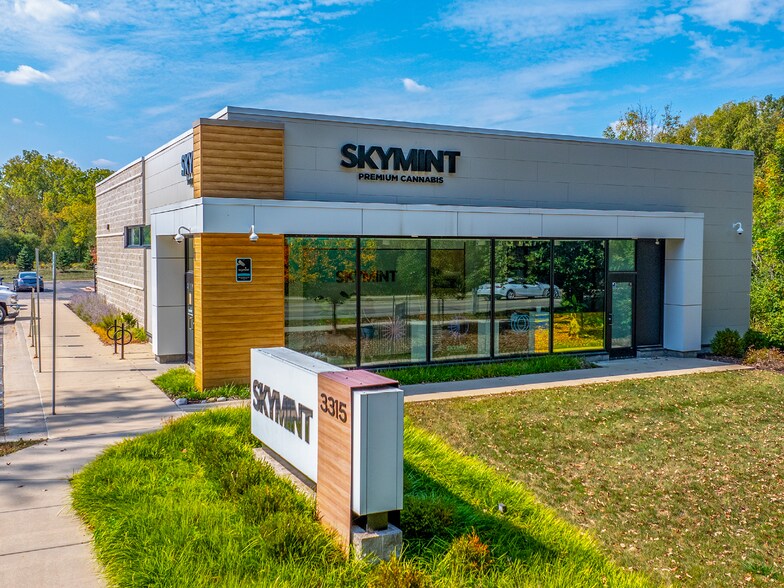 3315 Coolidge Rd, East Lansing, MI à vendre - Photo du bâtiment - Image 2 de 4