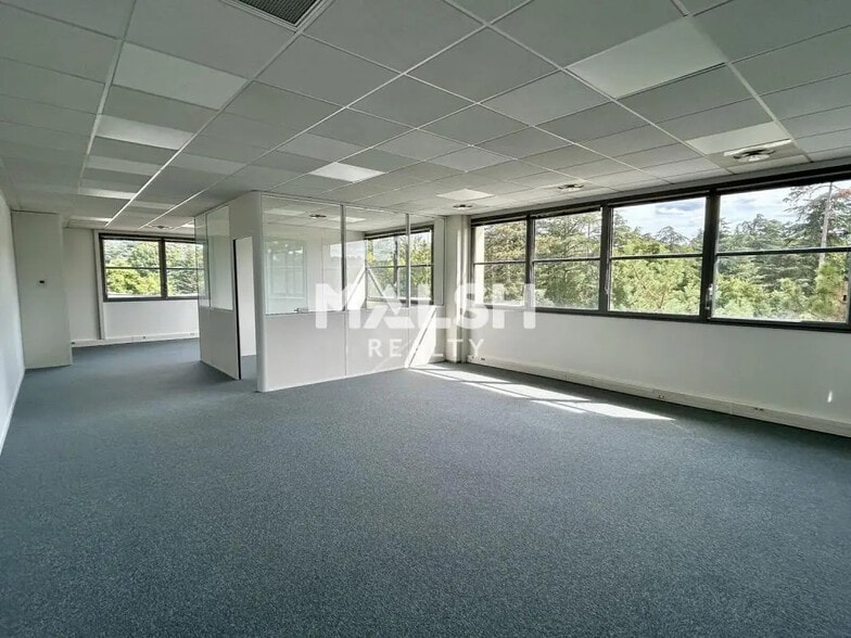 Office in Saint-Genis-Laval for lease - Building Photo - Image 3 of 12
