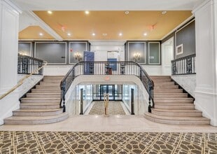 611 S Jefferson St, Roanoke, VA à louer Hall d’entrée- Image 2 de 2