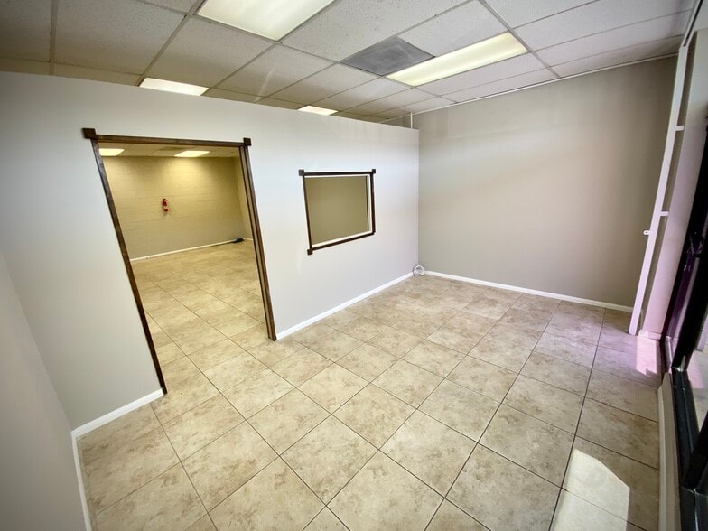 3857 Foothill Blvd, La Crescenta, CA à louer - Hall d’entrée - Image 3 de 7