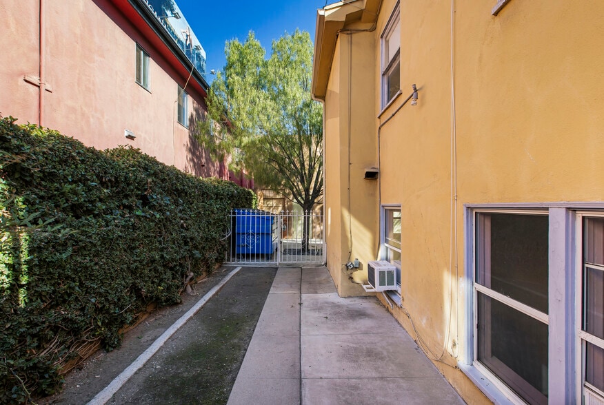 1933 Hillhurst Ave, Los Angeles, CA for lease - Building Photo - Image 2 of 24