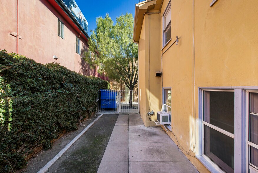 1933 Hillhurst Ave, Los Angeles, CA à louer - Photo du bâtiment - Image 2 de 24