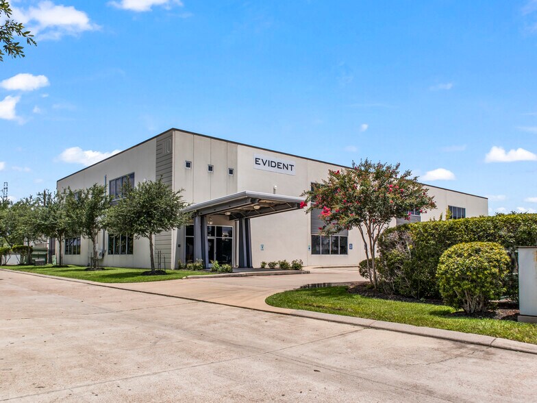 110 Magellan Cir, Webster, TX à vendre - Photo du bâtiment - Image 3 de 6