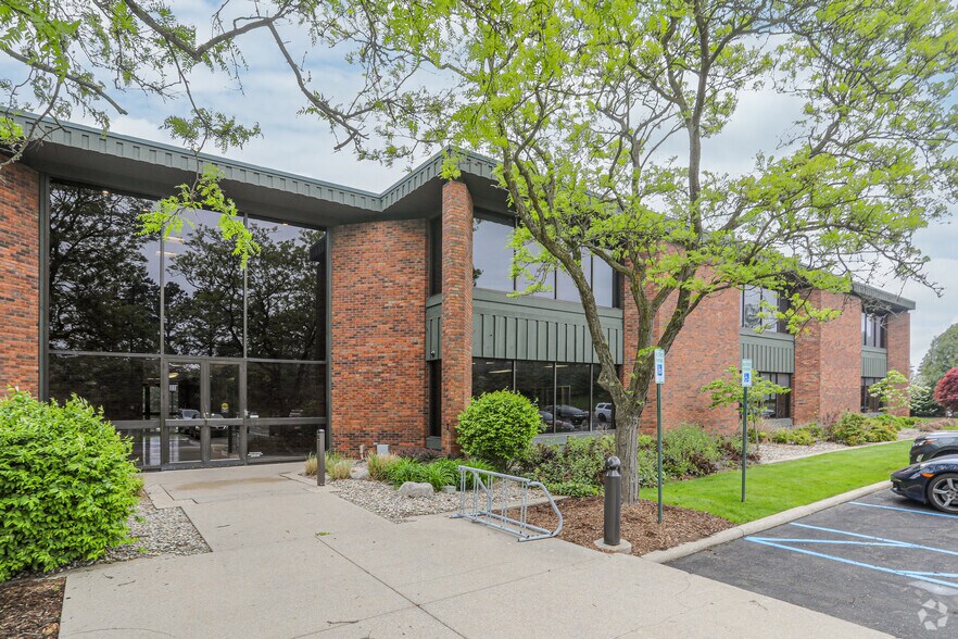 3040 Charlevoix Dr SE, Grand Rapids, MI à louer - Photo du bâtiment - Image 3 de 5