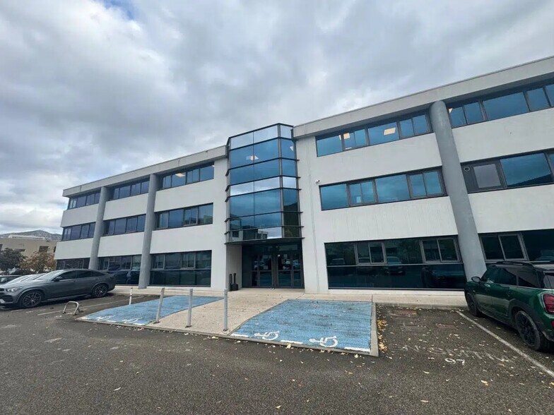Bureau dans Gémenos à louer - Photo du bâtiment - Image 1 de 7