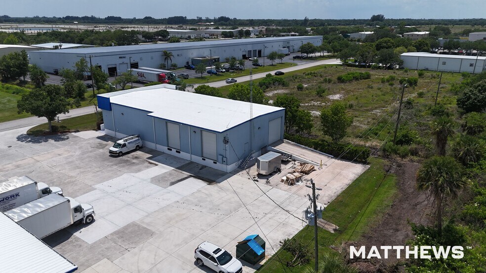 7332 Commercial Cir, Fort Pierce, FL à louer - Photo du bâtiment - Image 1 de 3