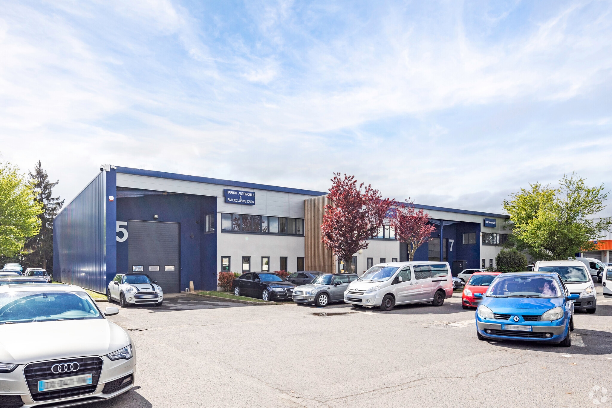 Flex in Saint-Ouen-l'Aumône for lease Primary Photo- Image 1 of 4