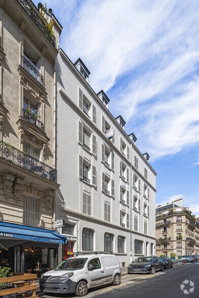 47 Rue Du Rocher, Paris à louer - Photo du bâtiment - Image 3 de 6