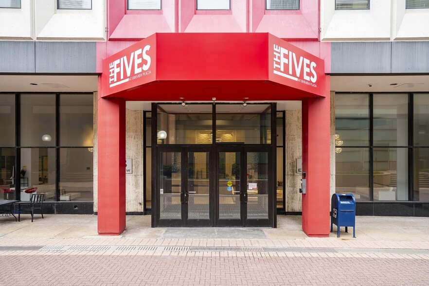 55-75 Erieview Plz, Cleveland, OH à vendre - Photo du bâtiment - Image 3 de 64